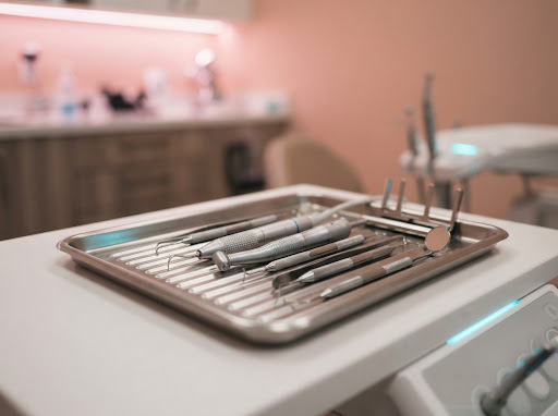 Consultorio dental principal con sillón ergonómico
